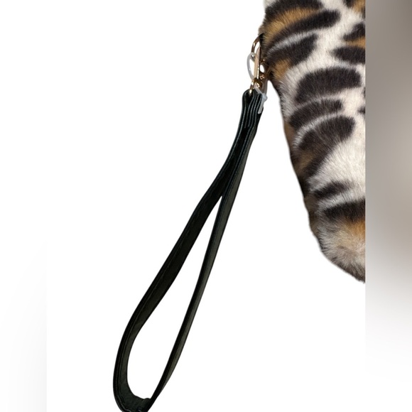 Jane & Berry Faux Fur Animal Leopard Print Wristlet NWT - Picture 2 of 5